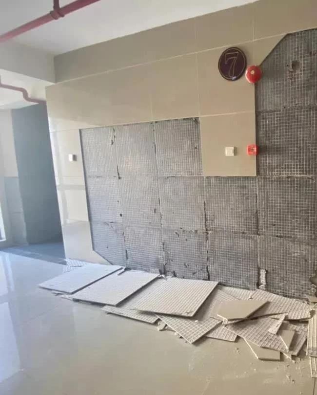 墙面瓷砖掉落怎么补(墙面瓷砖掉瓷怎么修补)