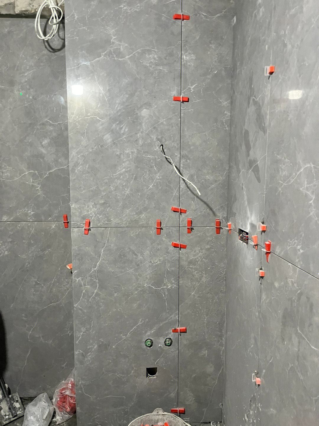 墙砖上打的孔怎么办呢(墙砖上打的孔怎么办呢视频)